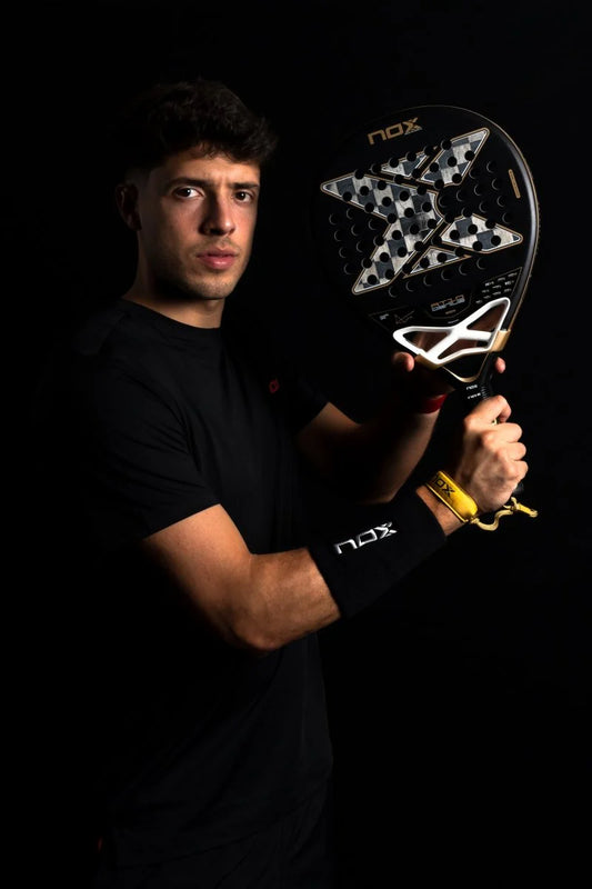 Agustín Tapia s padelovou raketou AT10 Luxury Genius 18K Alum 2026 by Agustín Tapia